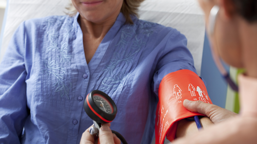 Kvinnor över 40 år bör kontrollera sitt blodtryck enligt norska forskare. Foto: Shutterstock
